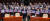더불어민주당 의원들이 10일 서울 여의도 국회에서 열린 의원총회에 참석해 '윤석열 대선 후보 사퇴 촉구와 부인 김건희 구속 촉구' 메시지가 적힌 피켓을 들고 있다. 국회사진기자단