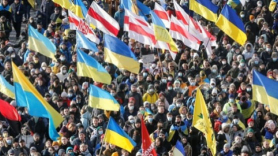 우크라 시민들 "두렵지 않다"...십여 개국은 철수 권고 