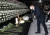 이준석 국민의힘 대표가 13일 오후 광주 서구 화정아이파크 인근에 마련된 붕괴사고 피해자 합동분향소에서 헌화하고 있다. 연합뉴스