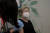 지난달 11일 이스라엘 보건소에서 여성 자원봉사자가 4차 접종을 하고 있다. AP/연합뉴스.