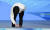 베이징올림픽 스피드스케이팅 남자 500m 은메달리스트 차민규가 12일 중국 베이징 메달플라자에서 열린 메달수여식에서 이름이 호명된 뒤 시상에 올라가기 전 시상대 바닥을 손으로 쓸고 있다. [연합뉴스]