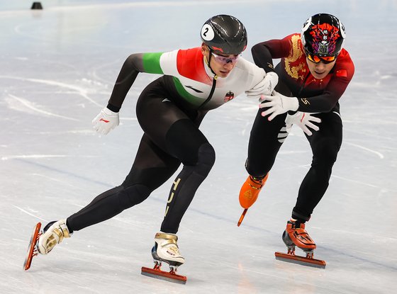 쇼트트랙 남자 1000m 결승선을 통과하면서 한 발 앞선 헝가리 류사오린(왼쪽)의 팔을 잡아당기는 중국의 런쯔웨이.연합뉴스