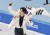 차민규가 12일 중국 베이징 국립 스피드스케이팅 경기장에서 열린 베이징올림픽 스피드스케이팅 남자 500ｍ 경기에서 은메달을 확정지은 뒤 태극기를 휘날리며 환호하고 있다. [뉴스1]