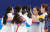 한국 여자 컬링 대표팀 '팀킴' 이 14일 중국 베이징 국립아쿠아틱센터에서 열린 2022 베이징 동계올림픽 여자 컬링 단체전 미국과의 경기에서 하이파이브를 하고 있다. 베이징=김경록 기자
