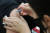 14일 서울 양천구 보건소에서 당뇨 등 기저질환을 가진 한 어르신이 노바백스 백신을 접종하고 있다. 뉴스1