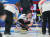대한민국 컬링 대표팀 김경애가 14일 중국 베이징 내셔널 아쿠아틱 센터에서 열린 2022 베이징 동계올림픽 컬링 여자 단체전 일본과의 경기에서 스위핑을 지시하고 있다. 뉴스1 