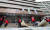 13일 오후 서울 중구 CJ대한통운 본사 앞에서 전국택배노동조합 관계자들이 농성을 위한 돗자리를 깔고 있다. 연합뉴스