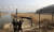 군장병들이 2012년 4월 경기도 김포시 고촌읍 전호리 한강변에서 한강 하구 군부대 철책선 철거하고 있다. 최승식 기자