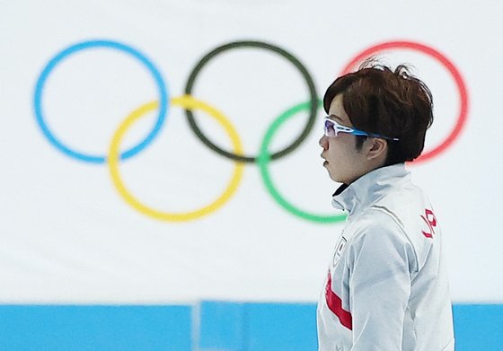日本の小平奈緒は、13日の午後に中国の北京にある国立スピードスケート競技場で開催された2022年北京冬季オリンピックで女子500mスピードスケートを終えた後、リンクを走り回っています。ゴダイラは38.09の時間で17位で終了しました。 [연합뉴스]