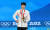 2022 베이징 겨울올림픽 쇼트트랙 남자 1500m 결승에서 금메달을 획득한 황대헌이 지난 10일 중국 베이징 메달 프라자에서 금메달을 목에 걸고 기뻐하고 있다. 김경록 기자