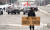 백신 반대론자가 ″여기가 북한이냐″는 피켓을 들고 앰배서더 브리지 농성 현장에서 시위하고 있다. [AFP=연합뉴스]