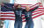 봅슬레이 여자 1인승에서 금메달을 딴 카일리 험프리스(오른쪽)가 미국 대표팀 동료 엘라나 메이어스와 성조기를 펼쳐들고 있다. [신화통신=연합뉴스]