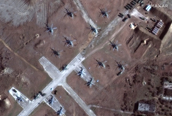 맥사테크놀로지의 위성 사진에 크림반도에 러시아군의 헬리콥터와 군 부대의 모습이 촬영됐다. 연합뉴스