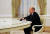올라프 숄츠 독일 총리가 15일 모스크바 크렘린에서 블라디미르 푸틴 러시아 대통령과 회담하고 있다. EPA=연합뉴스