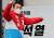 윤석열 국민의힘 대선 후보가 15일 오전 서울 중구 청계광장에서 열린 출정식에서 단상을 오르고 있다. 국회사진기자단