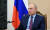 블라디미르 푸틴 러시아 대통령이 14일(현지시간) 모스크바에서 세르게이 쇼이구 러시아 국방장관으로부터 보고받고 있다. [AP=뉴시스]