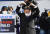 이재명 민주당 대선후보가 16일 서울 강남구 강남역 인근에서 열린 'JM은 강남스타일!' 선거 유세에서 두팔로 하트를 그려보이고 있다. 연합뉴스