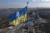 우크라이나 수도 키예프에 있는 제2차 세계대전 추모비인 모국 기념시설에 2월 13일 우크라이나 깃발리 휘날리고 있다. 곡창지대에서 나는 밀과 푸른 하늘을 상징하는 색깔로 알려졌다. AP=연합뉴스