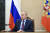 블라디미르 푸틴 러시아 대통령이 2월 14일 세르게이 라브로프 외교부 장관과 세르게이 쇼구 국방부 장관의 보고를 받고 있다 푸틴은 이 자리에서 서방과의 협상을 지속해야 한다는 라브로프의 제안을 받아들였다. AP=연합뉴스 