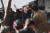 윤석열 국민의힘 대선후보가 16일 오후 충북 청주시 성안길 인근에서 열린 거점유세에서 지지자들을 향해 손을 들고 있다.김상선 기자