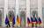 블라디미르 푸틴 러시아 대통령과 올라프 숄츠 독일 총리가 15일 모스크바 크렘린 궁에서 정상회담을 한 뒤 합동 기자회견을 하고 있다. 로이터=연합뉴스