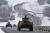 지난 2014년 러시아가 병합한 크린 반도에서 지난 1월 18일 러시아군의 기계화 보병부대가 병력수송 장갑차로 고속도로를 타고 이동하고 있다. AP=연합뉴스 