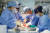 서울아산병원 흉부외과 김동관 교수(오른쪽에서 둘째)가 지난달 13일 200번째 환자 폐이식 수술을 하고 있다. 사진 서울아산병원