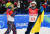 16일 베이징 겨울올림픽 프리스타일 스키 에어리얼에서 동메달을 딴 러시아올림픽위원회의 일리아 부로프(왼쪽)가 은메달을 딴 우크라이나의 올렉산드르 아브라멘코에게 다가가 손을 잡고 축하해주고 있다. 로이터=연합뉴스