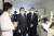 기시다 후미오(岸田文雄) 일본 총리가 지난 12일 도쿄 하네다 국제공항 검역소에서 관계자의 말을 듣고 있다. [AP=연합뉴스]