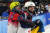 16일 베이징 겨울올림픽 프리스타일 스키 에어리얼에서 동메달을 딴 러시아올림픽위원회의 일리아 부로프(왼쪽)가 은메달을 딴 우크라이나의 올렉산드르 아브라멘코를 껴안고 축하해주고 있다. AP=연합뉴스