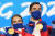 베이징 올림픽 시상식에 선 파파다키스(왼쪽)와 시제롱. 금메달이 밝게 빛난다. [AP=연합뉴스]