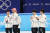 16일 오후 베이징 수도체육관에서 열린 2022 베이징 겨울올림픽 쇼트트랙 남자 5000m 계주에서 은메달을 차지한 남자 대표팀 곽윤기(왼쪽에서 2번째)가 플라워 세리머니에서 춤을 추고 있다. 베이징=김경록 기자 