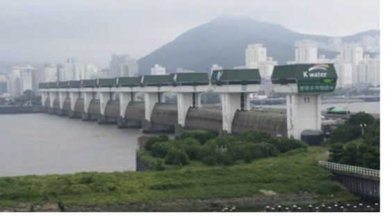 낙동강 하굿둑 35년만에 열린다…文 "보로 막힌 4대강에 희망"