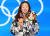2022 베이징 겨울올림픽 쇼트트랙 여자 1500m에서 1위를 차지한 최민정이 17일 오후 중국 베이징 메달플라자에서 열린 메달 수여식에서 금메달을 들어보이고 있다. [뉴스1]
