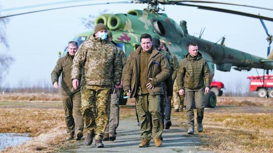 [사진] 긴장의 우크라이나 … 대통령, 군사훈련 참관
