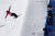 설원을 날아 베이징올림픽 2관왕에 등극한 에일린 구. [AP=연합뉴스][로이터=연합뉴스]