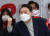 윤석열 국민의힘 대선 후보가 19일 울산 남구 롯데백화점 앞에서 시민들을 향해 지지를 호소하고 있다. 뉴시스