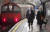 마스크를 착용한 승객들이 지난달 27일 영국 수도 런던내 지하철 역사를 걸어가고 있다. [EPA=연합뉴스]