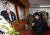 안철수 국민의당 대선후보가 2월 15일 경북 구미시 상모동에 있는 박정희 전 대통령의 생가를 찾아 영정 앞에서 분향하고 있다. / 사진:연합뉴스