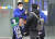 송영길 더불어민주당 대표가 제20대 대통령 선거 공식 선거운동이 시작된 지난 15일 서울 중구 을지로입구역에서 시민들에게 출근길 인사를 하며 이재명 대선 후보 지지를 호소하고 있다. 뉴스1