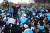 이재명 민주당 대선 후보가 20일 경기 수원 만석공원에서 유세에서 인사를 하자 지지자들이 민주당을 상징하는 파란색 풍선을 흔들고 있다. 김상선 기자