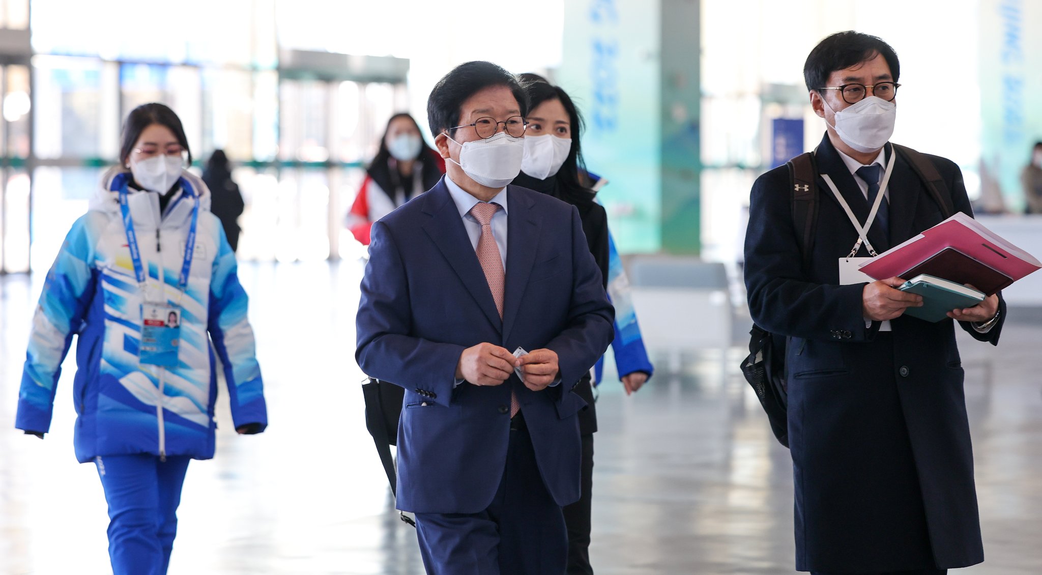 4일 베이징 겨울올림픽 메인미디어센터를 방문한 박병석 국회의장(가운데). [뉴스1]