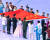지난 4일 베이징동계올림픽 개막식에서 치마 저고리와 댕기 머리를 등 한복 복장을 한 공연자가 개최국 국기 게양을 위해 중국의 오성홍기를 옮기고 있다. [연합뉴스]