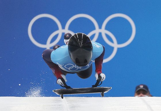 스켈레톤 전향 후 첫 올림픽에 나선 김은지가 11일 베이징 올림픽 1차 시기에서 힘차게 출발하고 있다. [연합뉴스] 