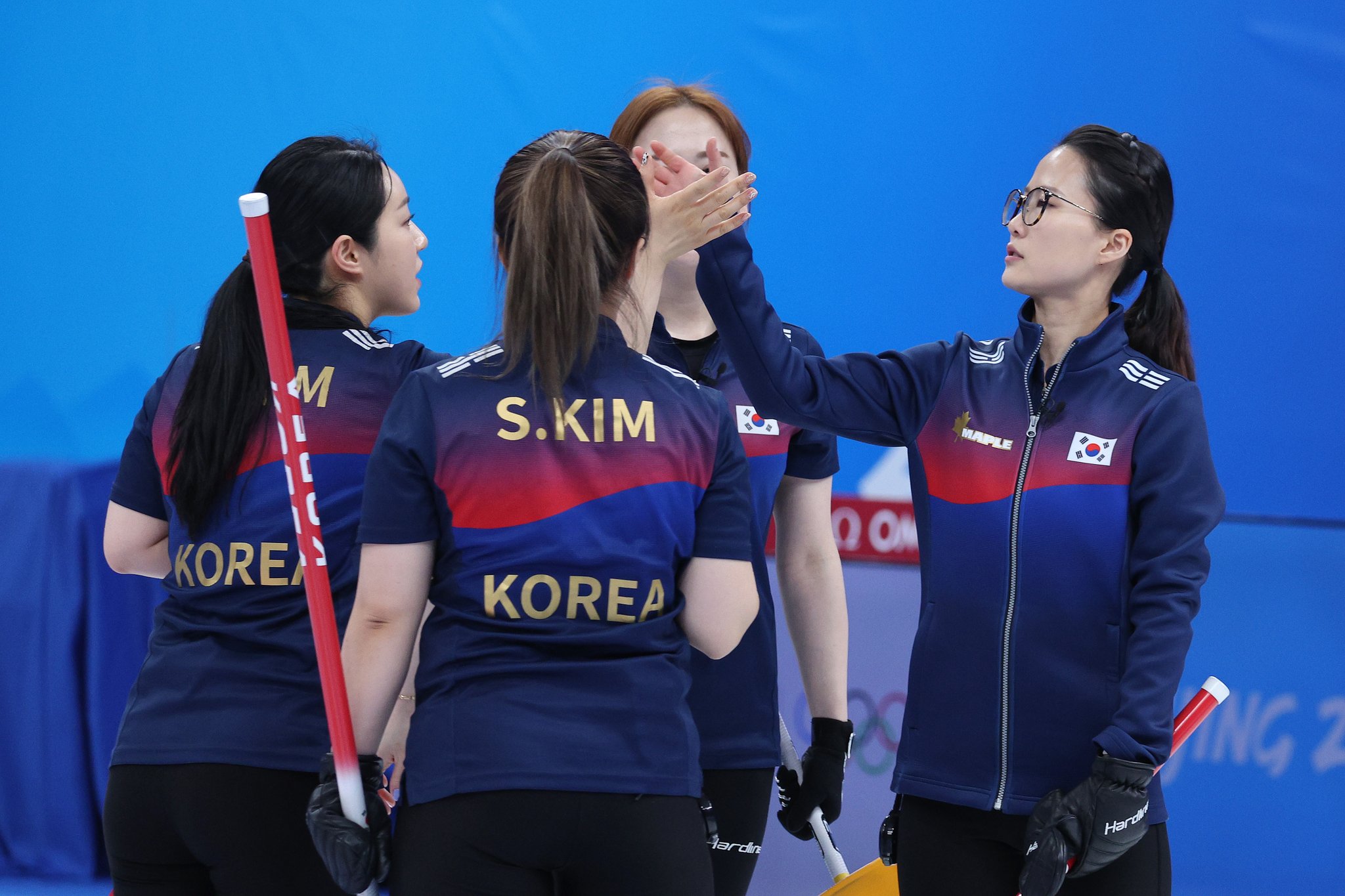 컬링 여자 국가대표 팀 킴이 12일 러시아를 상대로 9-5 승리를 거둔 직후 자축하고 있다. [연합뉴스] 