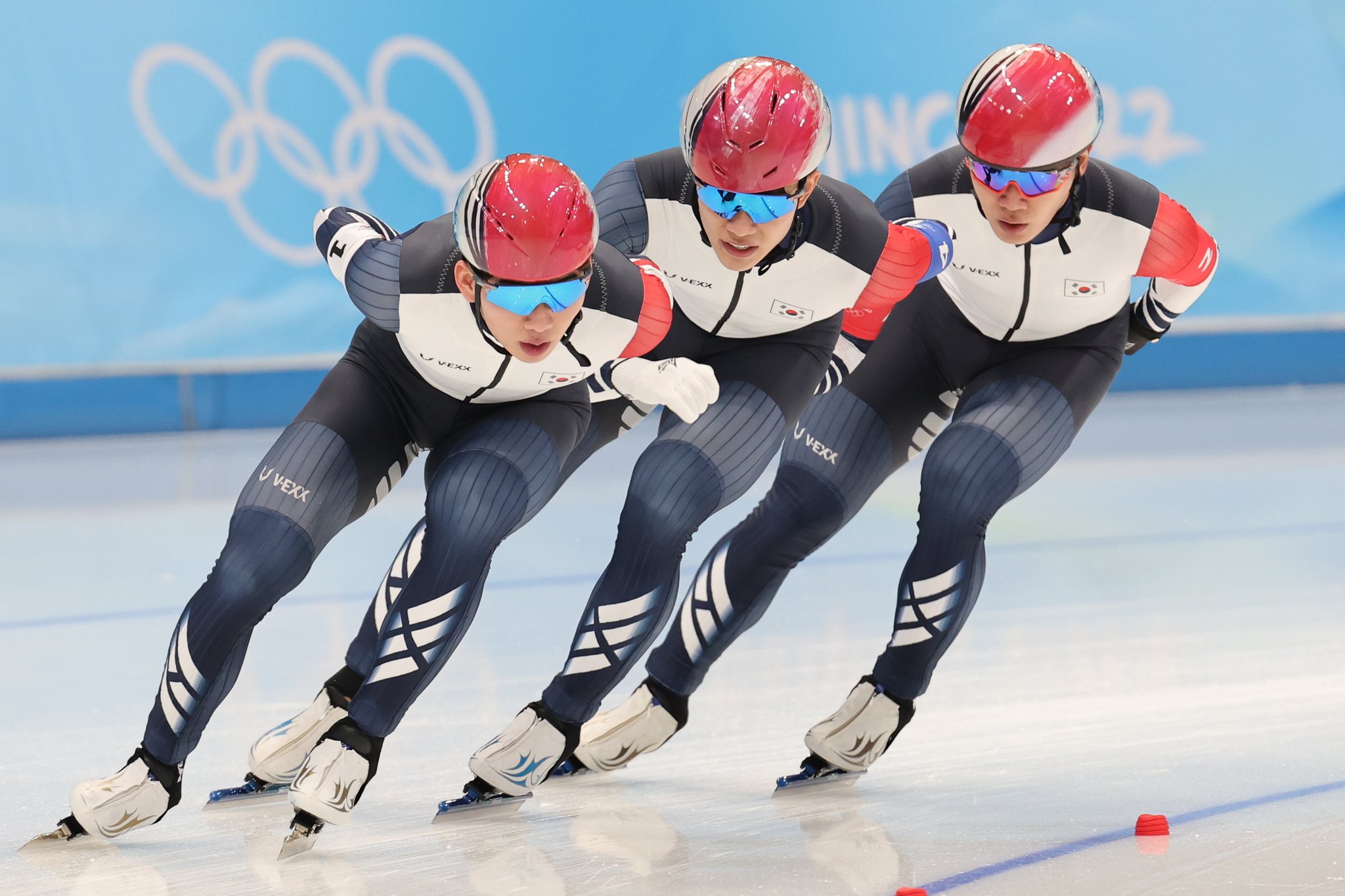 정재원, 박성현, 김민석(왼쪽부터)으로 팀을 이룬 스피드스케이팅 남자 팀 추월대표팀이 5-6위 결정전에서 함께 역주하고 있다. [뉴스1]