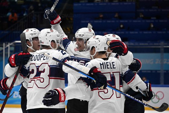 미국 남자 아이스하키 대표팀이 베이징올림픽에서 숙적 캐나다에 4-2로 승리했다. 득점 직후 얼싸 안고 기뻐하는 미국 선수들. [AFP=연합뉴스]
