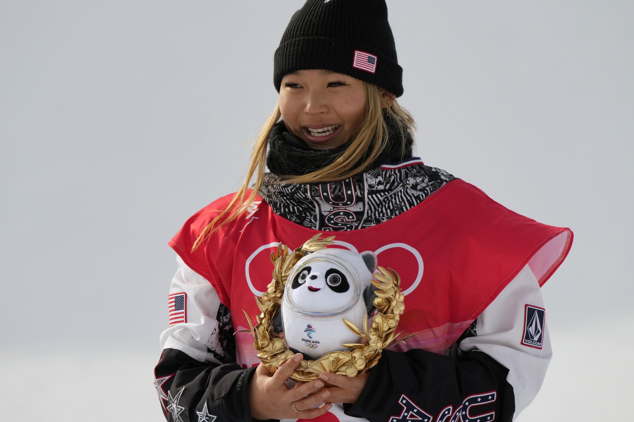 스노보드 여자 하프파이프 올림픽 2연패를 달성한 클로이 김이 메달리스트에게 수여하는 베이징올림픽 마스코트 기념품을 들고 활짝 웃고 있다. [AP=연합뉴스]