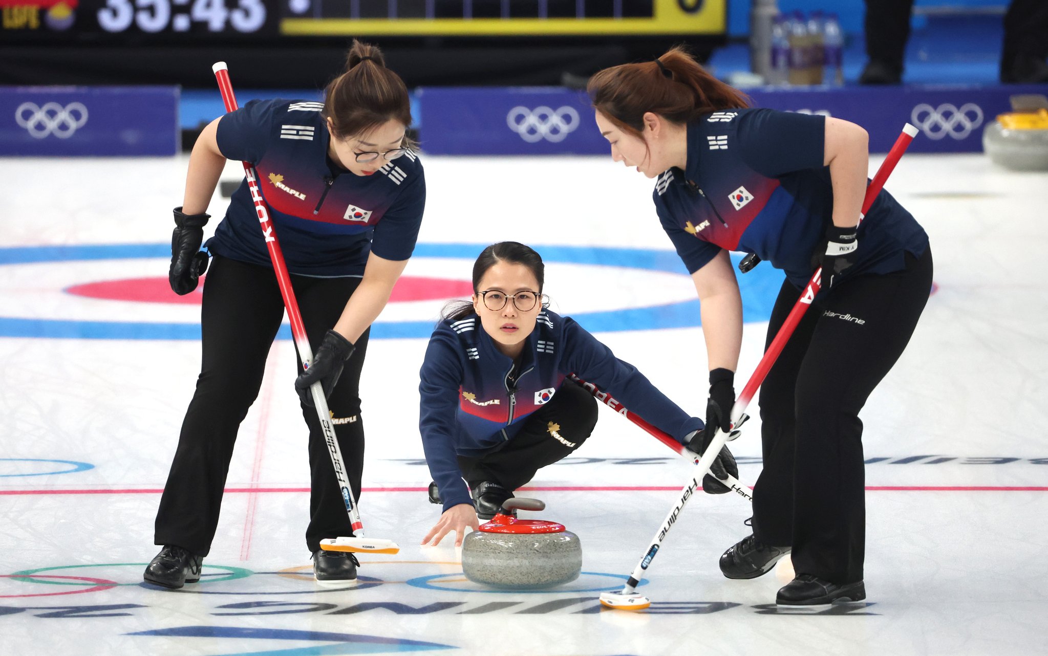 13일 중국 베이징 국립 아쿠아틱 센터에서 열린 2022 베이징 겨울올림픽 컬링 여자 단체전 한국과 중국의 경기에서 스킵 김은정이 스톤을 투구하고 있다. 김경록 기자