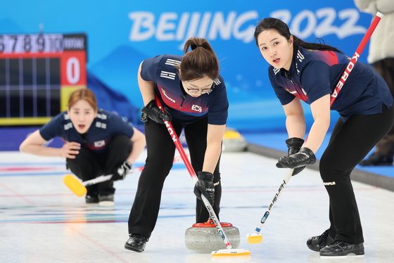 11일 영국과 예선 2차전에서 스위핑하고 있는 여자 컬링 대표팀 '팀 킴'의 김경애(오른쪽)와 김선영(가운데). [뉴스1] 